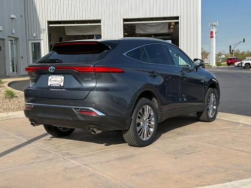 Coastal Gray Metallic 2023 Toyota Venza XLE