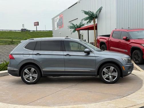 Platinum Gray Metallic 2018 Volkswagen Tiguan 2.0T SEL