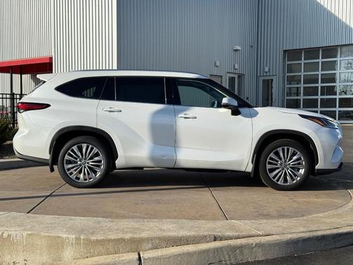 2023 Toyota Highlander Platinum