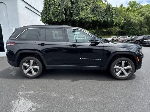Diamond Black Crystal Pearlcoat 2025 Jeep Grand Cherokee Limited