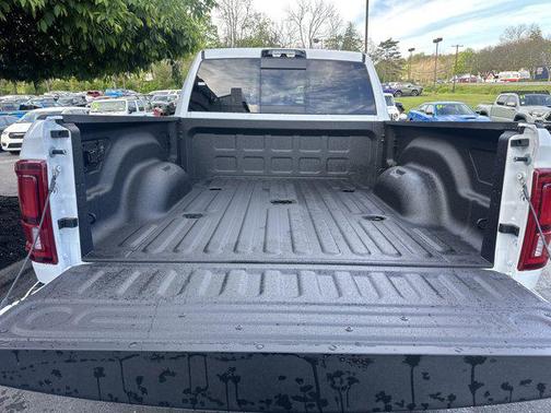 Bright White Clearcoat 2026 RAM 3500 Big Horn Crew Cab 4x4 6'4' Box
