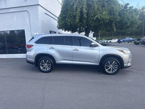 Celestial Silver Metallic 2019 Toyota Highlander XLE