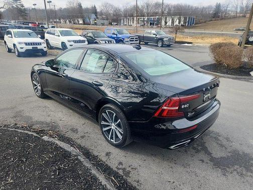 2022 Volvo S60 T5 Momentum