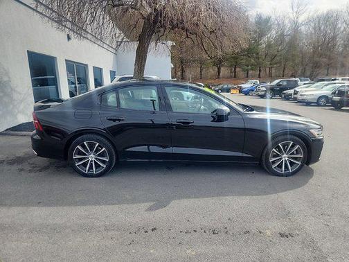 2022 Volvo S60 T5 Momentum