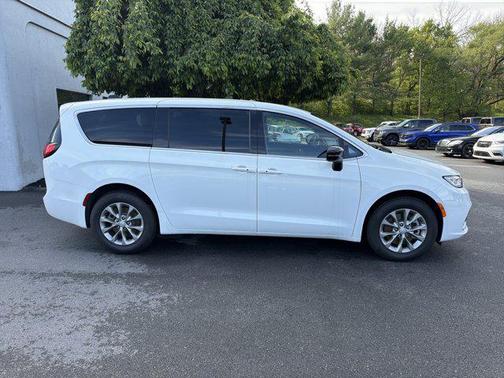 Bright White Clearcoat 2026 Chrysler Pacifica L
