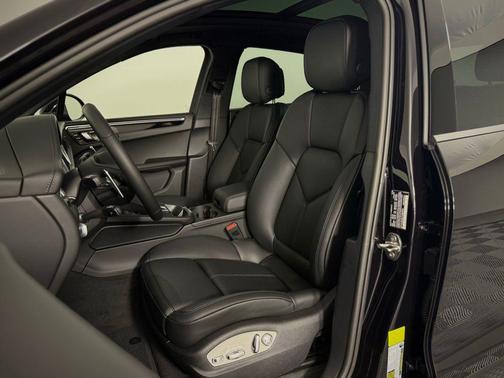 Jet Black Metallic 2026 Porsche Macan Macan