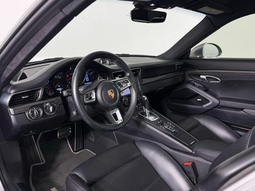 2018 Porsche 911 Carrera 4 GTS