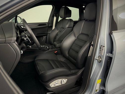 Dolomite Silver Metallic 2026 Porsche Macan Macan