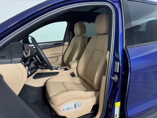 Gentian Blue Metallic 2026 Porsche Macan Macan