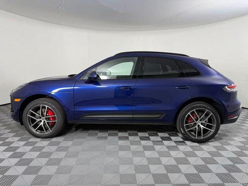 Gentian Blue Metallic 2026 Porsche Macan Macan