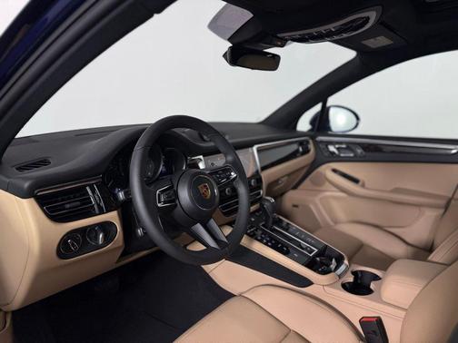 Gentian Blue Metallic 2026 Porsche Macan Macan
