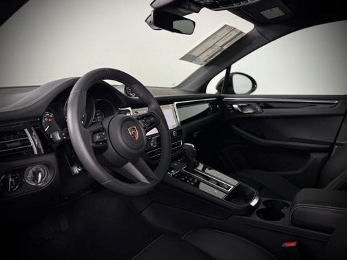 Copper Ruby Metallic 2025 Porsche Macan Macan