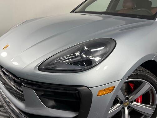 Dolomite Silver Metallic 2023 Porsche Macan Macan