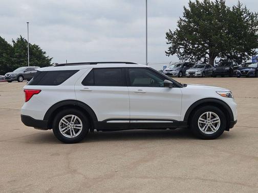 Oxford White 2021 Ford Explorer XLT