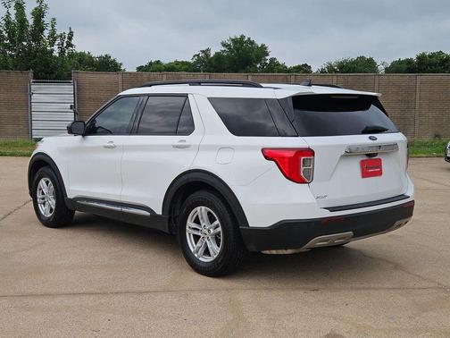 Oxford White 2021 Ford Explorer XLT
