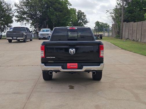 Diamond Black Crystal Pearlcoat 2024 RAM 1500 Big Horn/Lone Star
