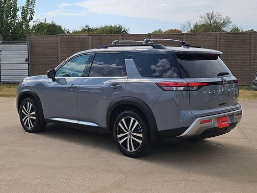 Solid Gray/Super Black 2023 Nissan Pathfinder Platinum FWD