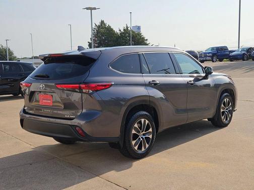 Magnetic Gray Metallic 2021 Toyota Highlander XLE