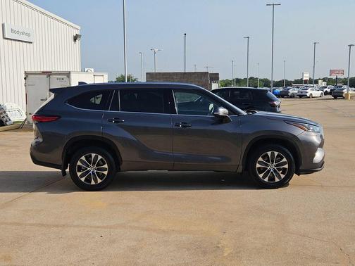 Magnetic Gray Metallic 2021 Toyota Highlander XLE