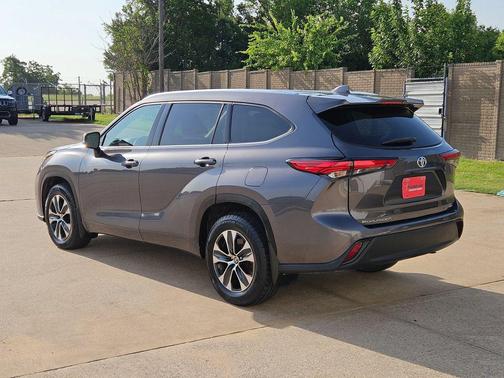 Magnetic Gray Metallic 2021 Toyota Highlander XLE