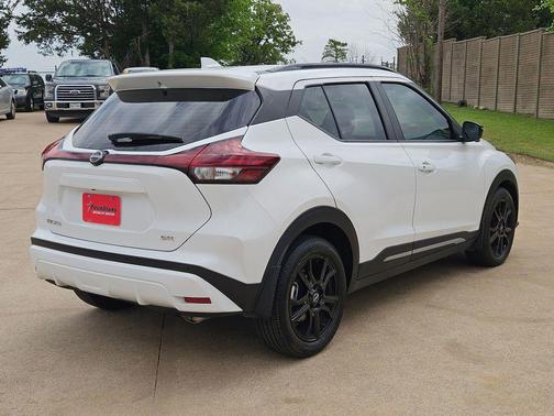 2023 Nissan Kicks SR