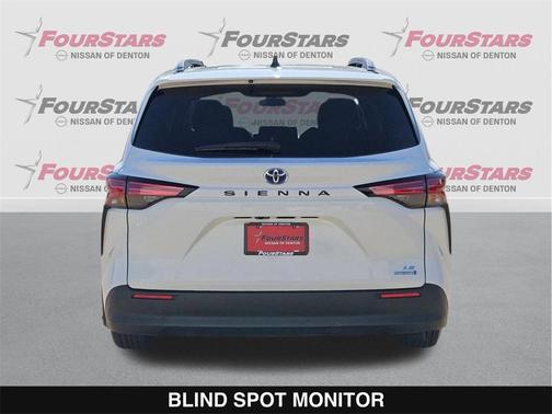 2022 Toyota Sienna LE