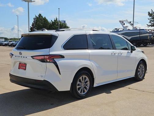 2022 Toyota Sienna LE