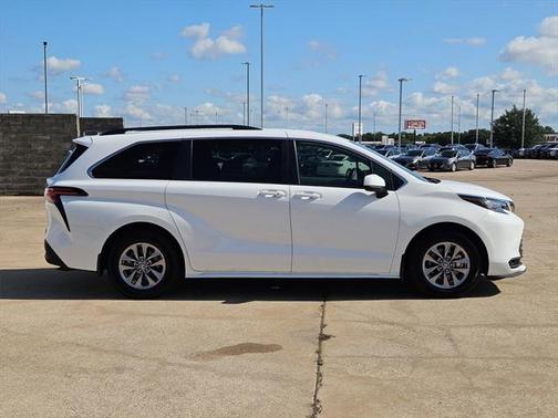 2022 Toyota Sienna LE