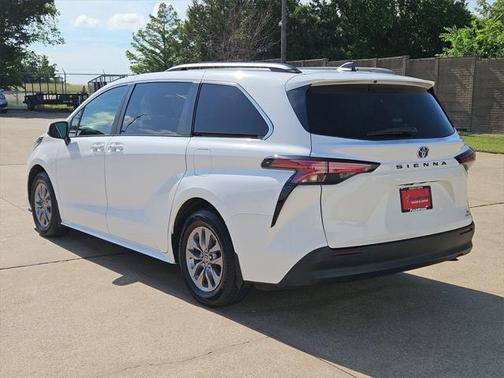 2022 Toyota Sienna LE