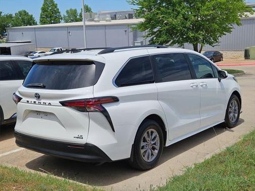 2022 Toyota Sienna LE