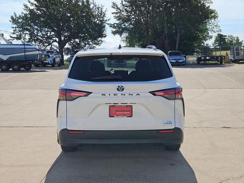 2022 Toyota Sienna LE