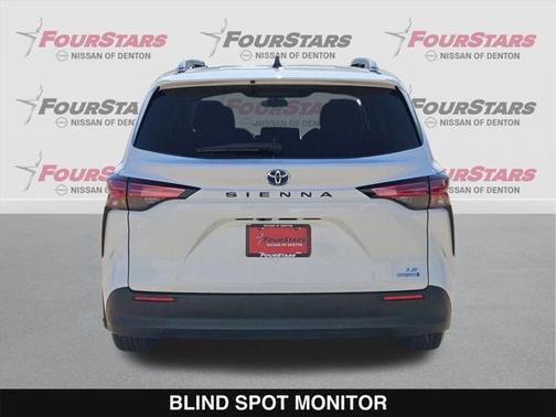 2022 Toyota Sienna LE