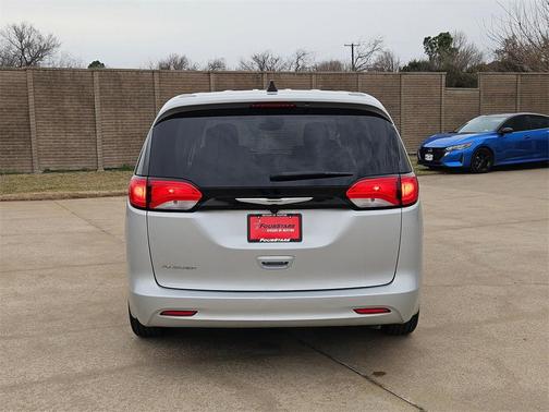 2023 Chrysler Voyager LX