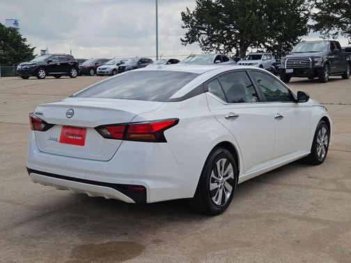 Glacier White 2025 Nissan Altima S FWD