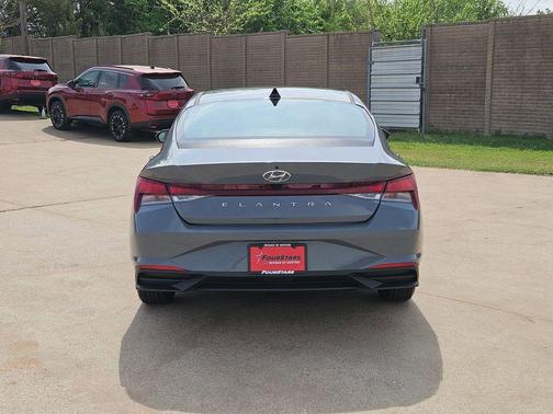 2022 Hyundai ELANTRA SEL