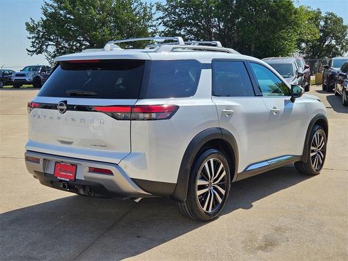 2025 Nissan Pathfinder Platinum FWD