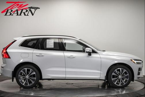 2022 Volvo XC60 B5 Momentum