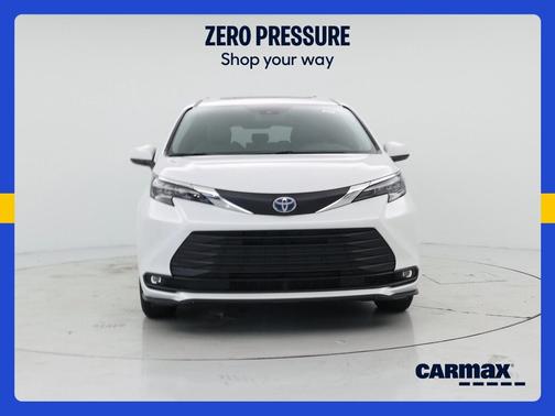 White 2025 Toyota Sienna XLE