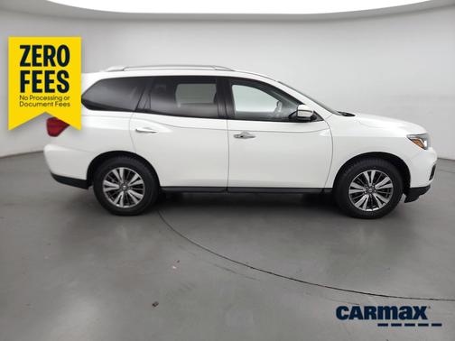 White 2018 Nissan Pathfinder SV