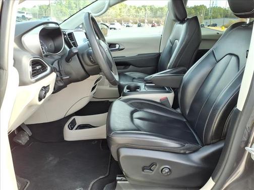 2023 Chrysler Pacifica Touring-L