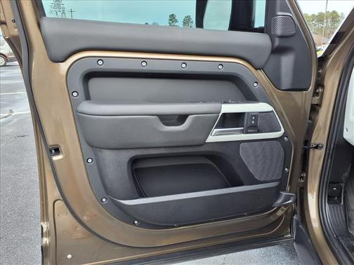 2024 Land Rover Defender P400 X-Dynamic SE