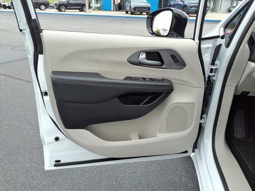 2024 Chrysler Pacifica Touring-L