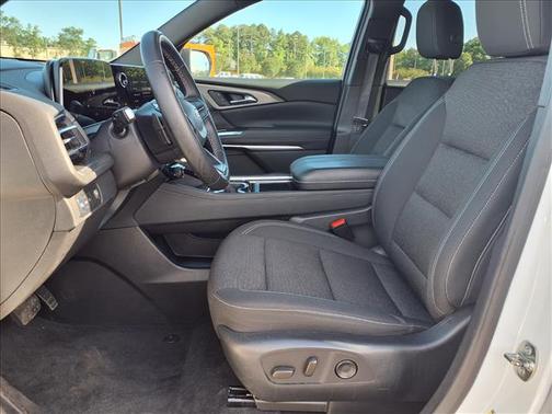 White 2024 Chevrolet Traverse LT