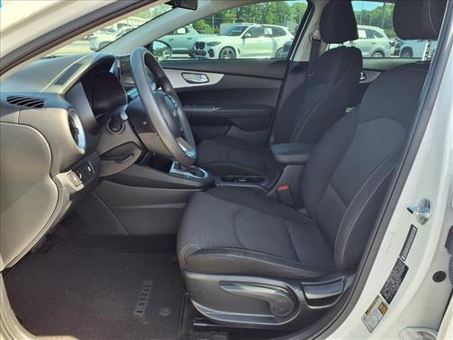 White 2024 Kia Forte LXS