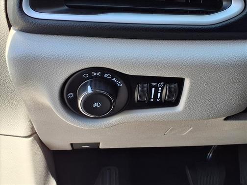 White 2023 Chrysler Pacifica Touring-L