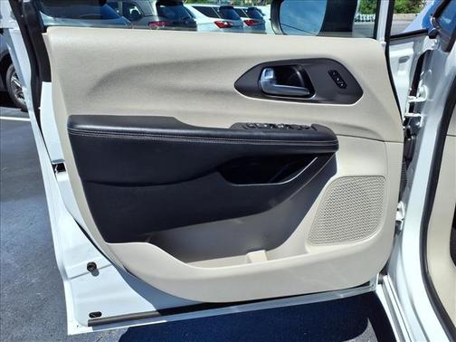 White 2023 Chrysler Pacifica Touring-L