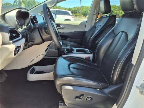 White 2023 Chrysler Pacifica Touring-L