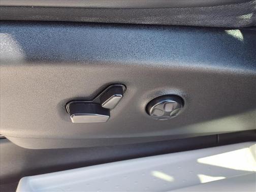 White 2023 Chrysler Pacifica Touring-L