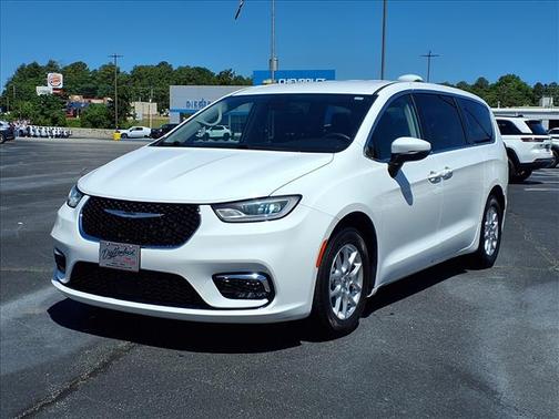 White 2023 Chrysler Pacifica Touring-L