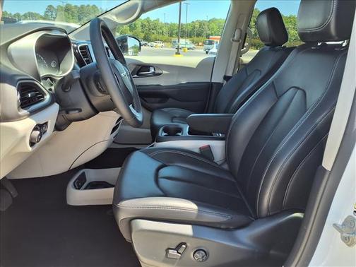 White 2024 Chrysler Pacifica Touring-L